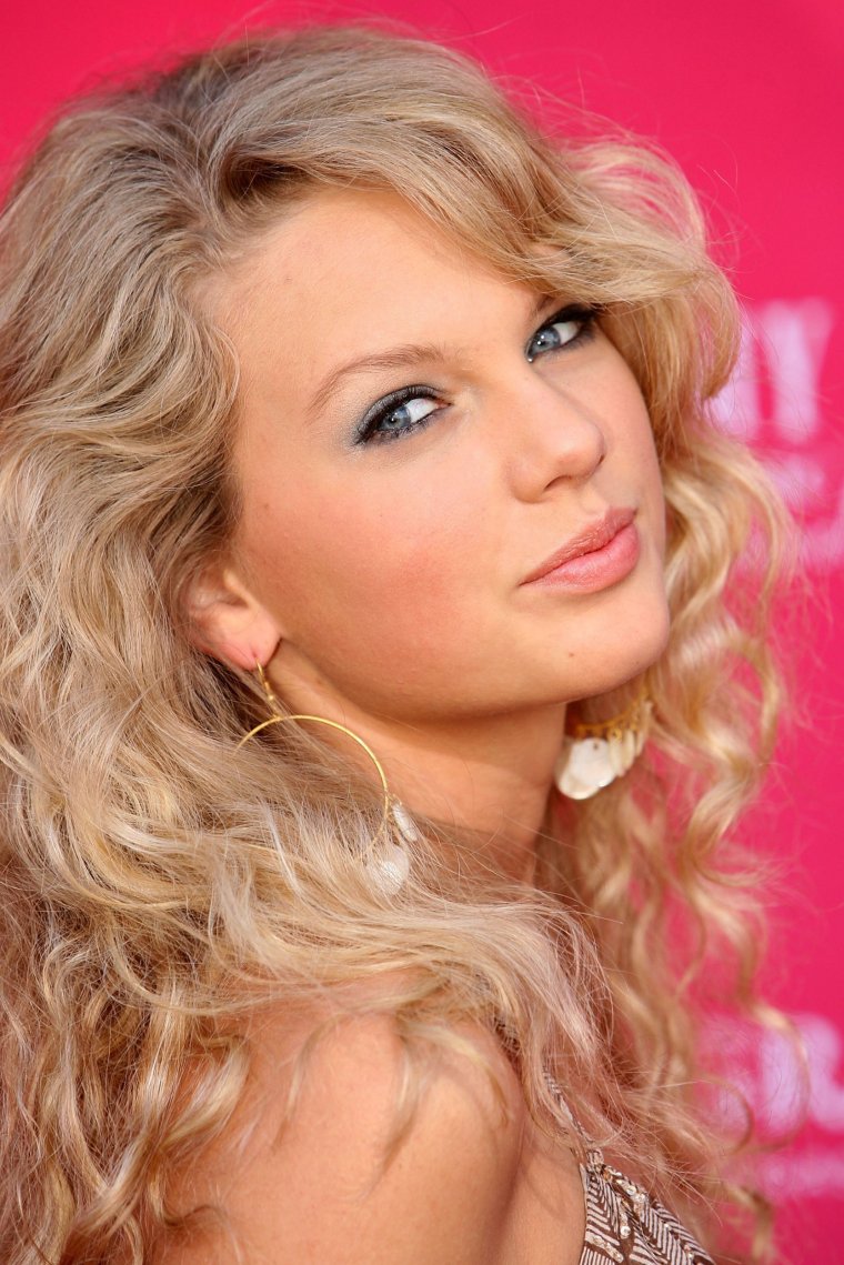 LAS VEGAS - MAY 23: Country singer Taylor Swift arrives at the 41st Annual Academy Of Country Music Awards held at the MGM Grand Garden Arena on May 23, 2006 in Las Vegas, Nevada. (Photo by Michael Buckner/Getty Images)