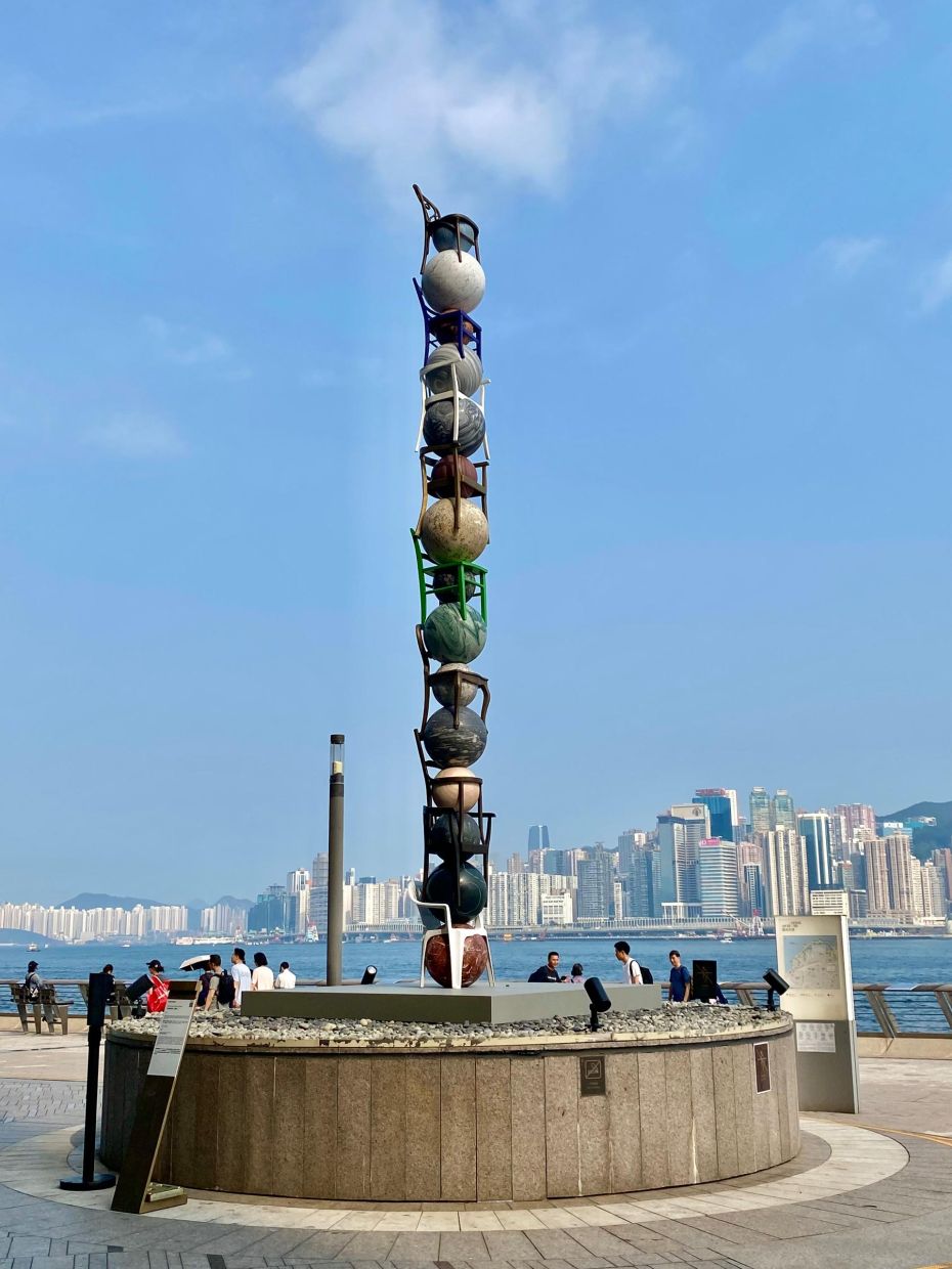  Alicja Kwade's sculpture I'ordre des mondes (Totem) at the K11 MUSEA promenade.