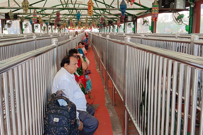 Pilgrims_can_sit_and_relax_in_air_conditioned_environment_while_waiting_in_a_queue_to_enter_Shree_Jagannath_Temple_in_Puri, India
