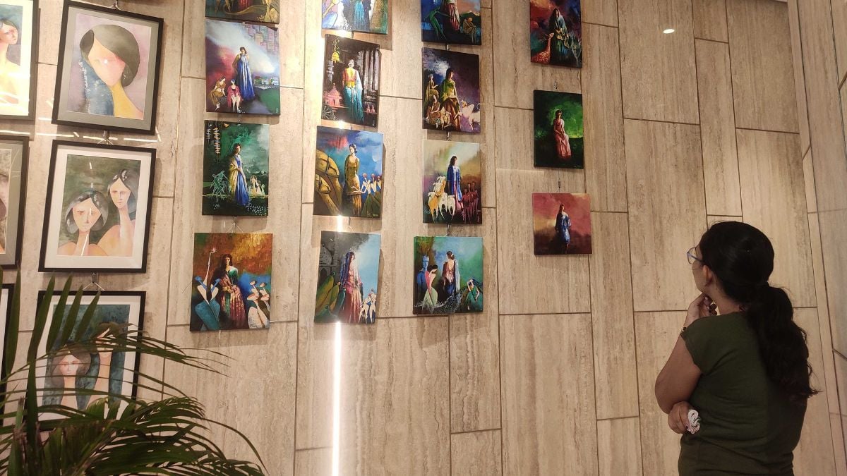 A women looking at the artist's 