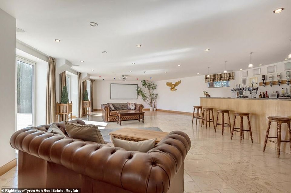 The basement floor comes equipped with its own a fully fitted bar with cellar so you can bring the party to you!