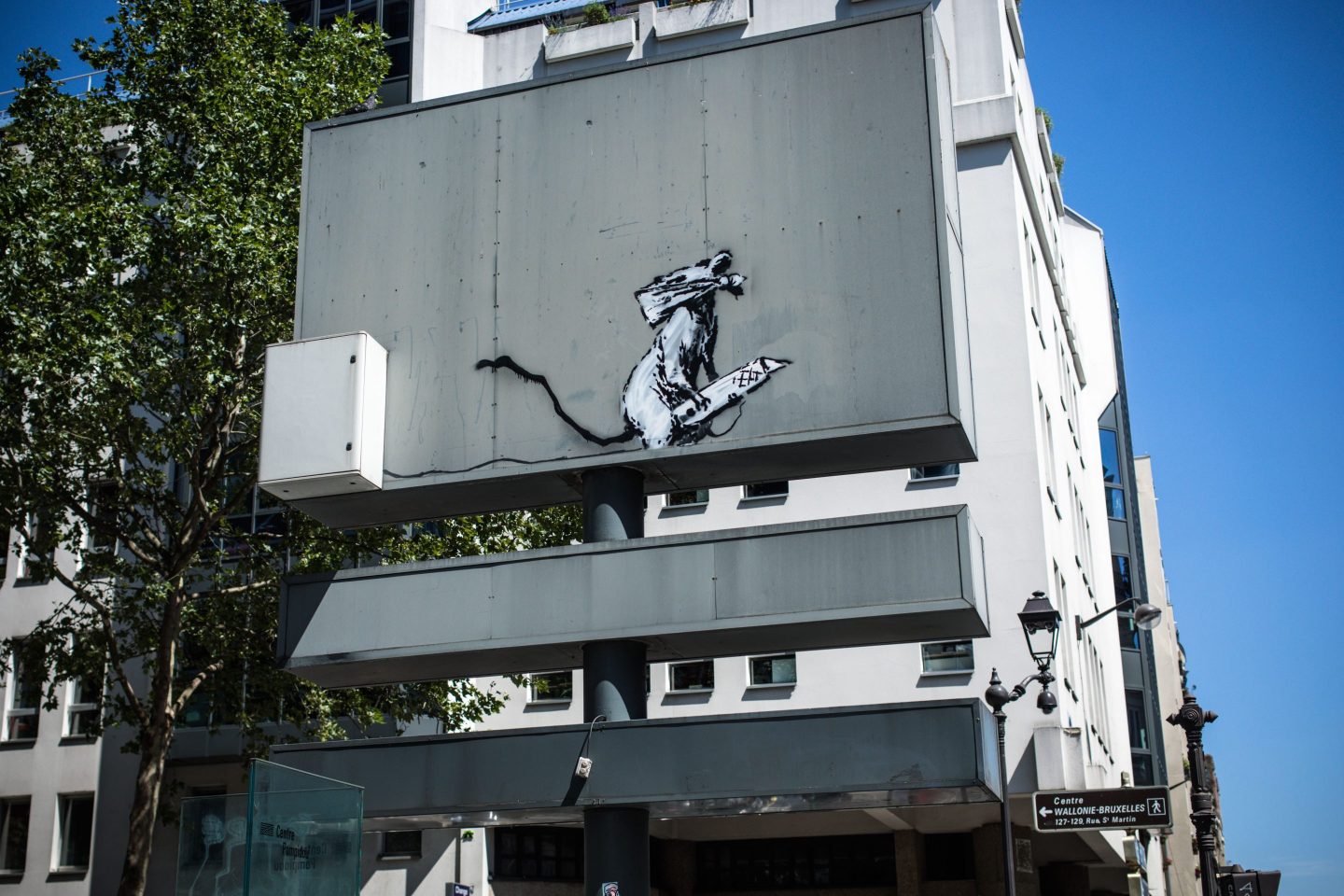 A mural or a rat with a box cutter drawn by Banksy