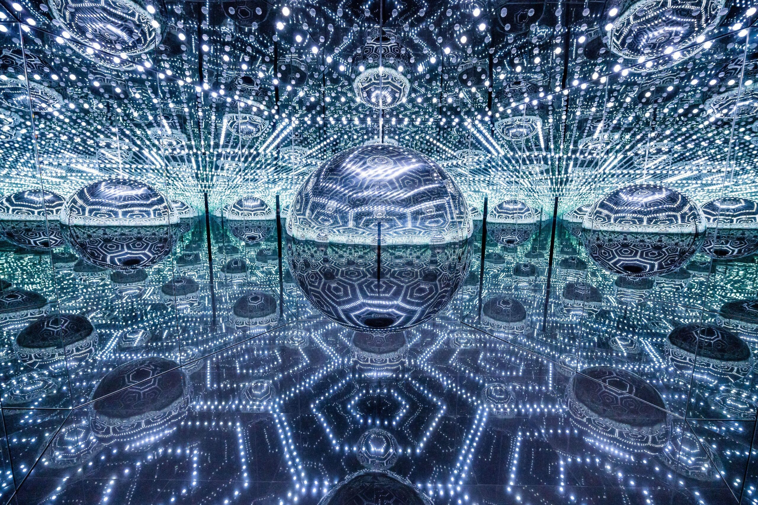 “Infinity Mirrored Room — Beauty Described by a Spherical Heart”, 2024, by Kusama