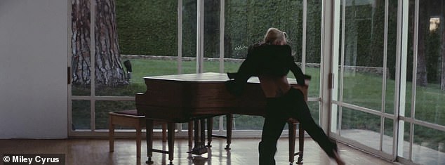Miley danced at the home's wooden piano, which was set in front of floor-to-ceiling windows