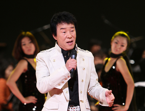 Trot singer Song Dae-kwan performs at the KBS ″Gayo Stage″ in 2010 [YONHAP] 