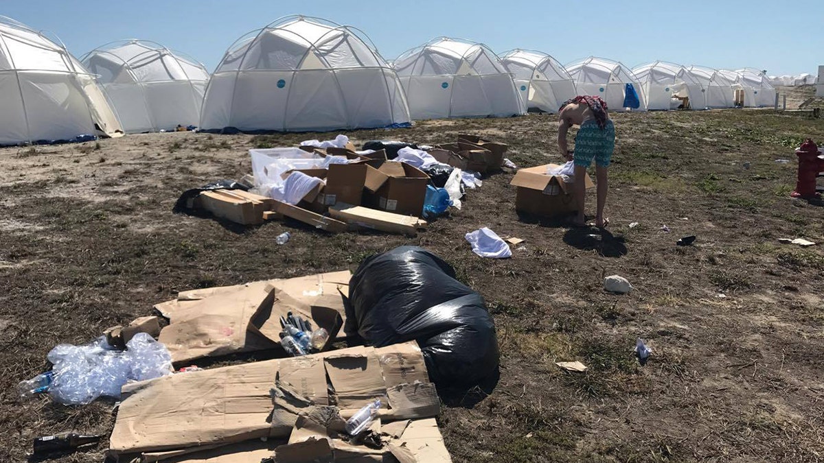 Fyre Festival attendees pick through trash