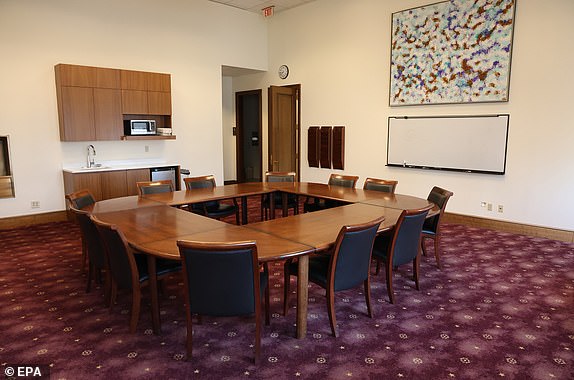 epa12160811 The jury deliberation room inside a federal courtroom similar to the room where the  trial of Sean (P. Diddy) Combs is being held in Federal District court in Manhattan, New York, USA, 06 June 2025.  EPA/Jefferson Siegel / POOL
